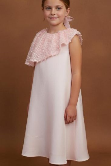 صورة فستان لحمي مع قصه جانبيه على الاكتاف لماعه